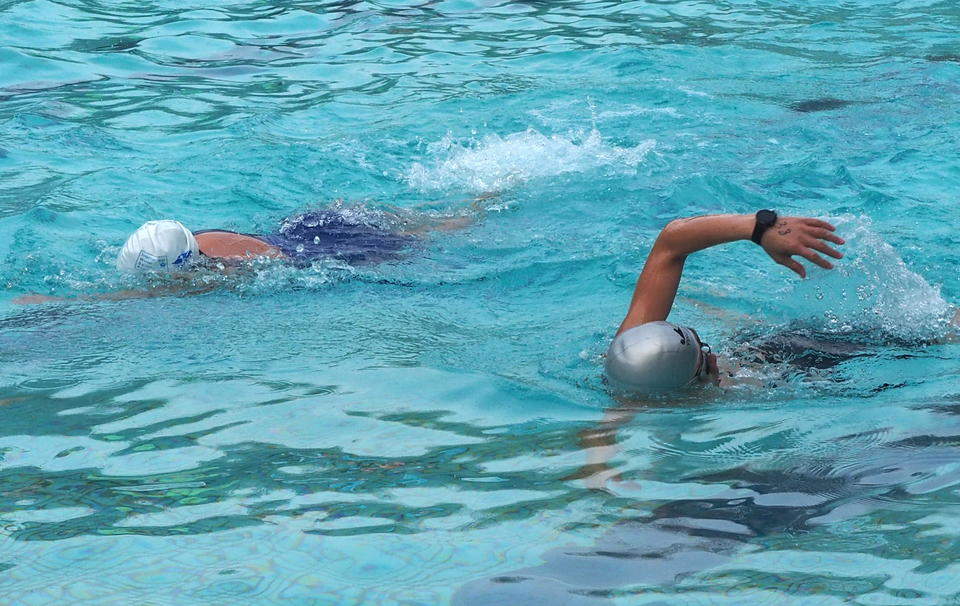 清泉映冬泳 激情燃泉城，济南国际冬泳赛开启预热畅游