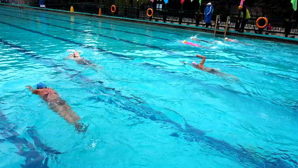 清泉映冬泳 激情燃泉城，济南国际冬泳赛开启预热畅游