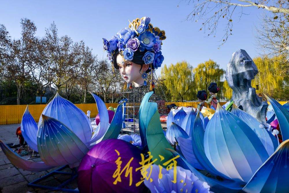 雨荷花灯现身大明湖畔,将在迎春花灯会上点亮