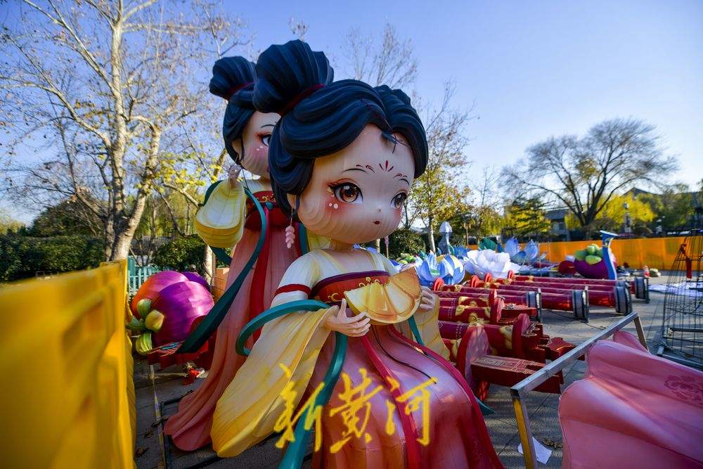 雨荷花灯现身大明湖畔,将在迎春花灯会上点亮