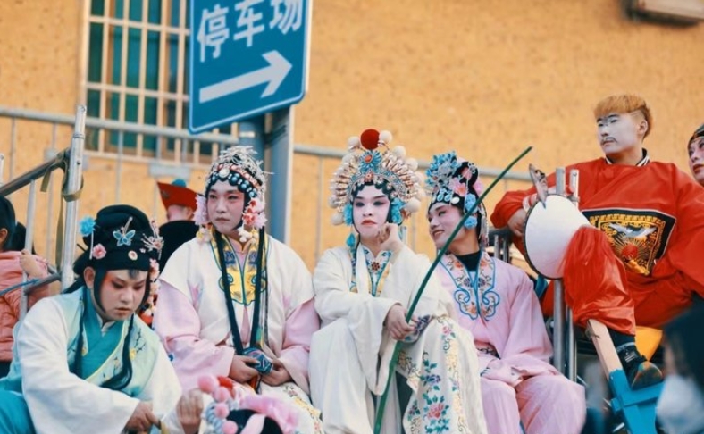 提前大半年预订、演出将达四五百场,高跷“踩”出济南浓浓年味