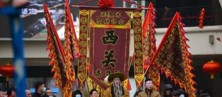 提前大半年预订、演出将达四五百场,高跷“踩”出济南浓浓年味