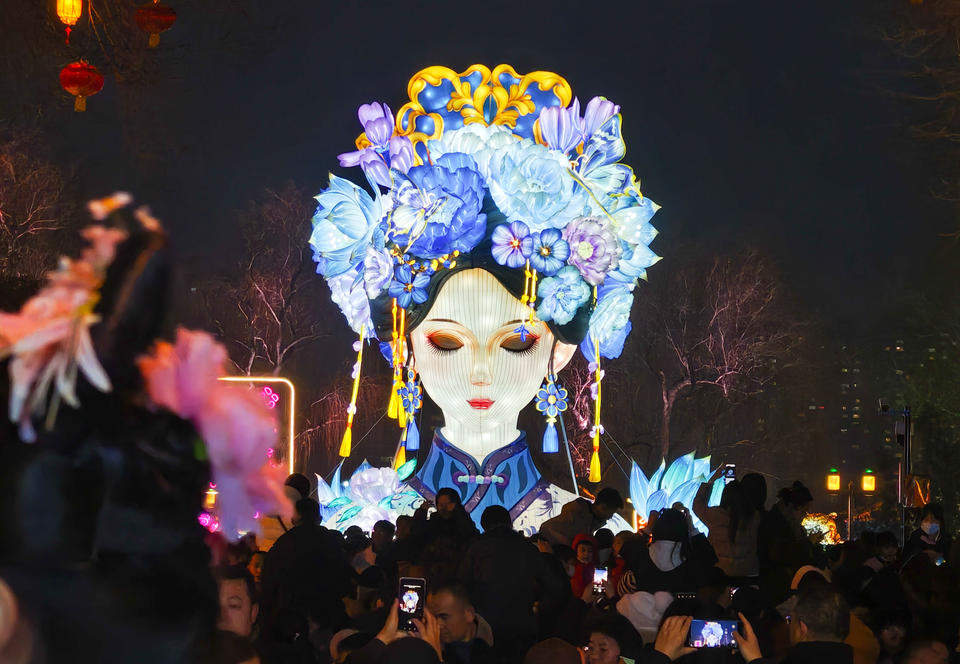 我们是真的很喜欢“夏雨荷”!假日万千游客不远千里来济南留影