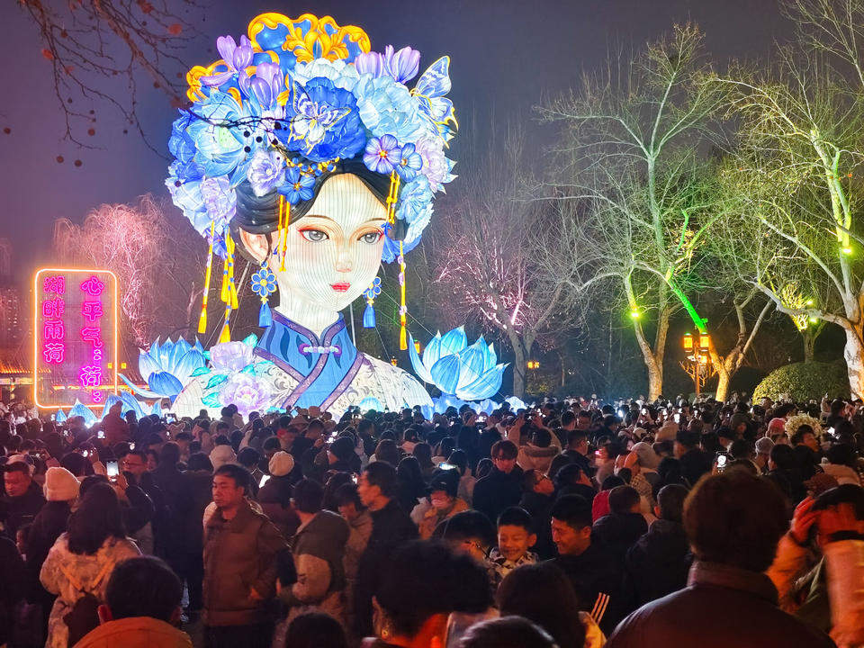我们是真的很喜欢“夏雨荷”!假日万千游客不远千里来济南留影