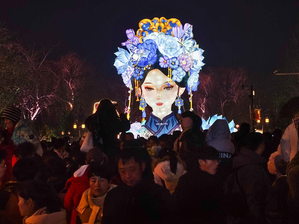 我们是真的很喜欢“夏雨荷”!假日万千游客不远千里来济南留影