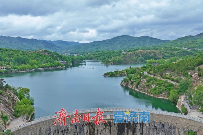 云涛翻涌瀑布飞泻 黄巢水畔清凉一夏