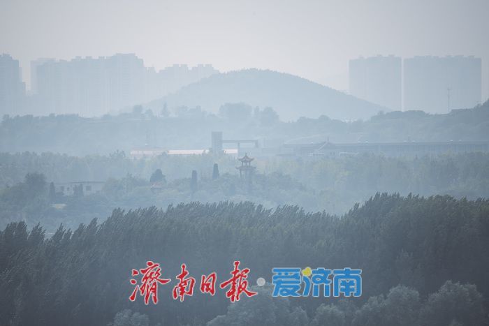济南腊山云雾缭绕,宛如水墨山水画卷