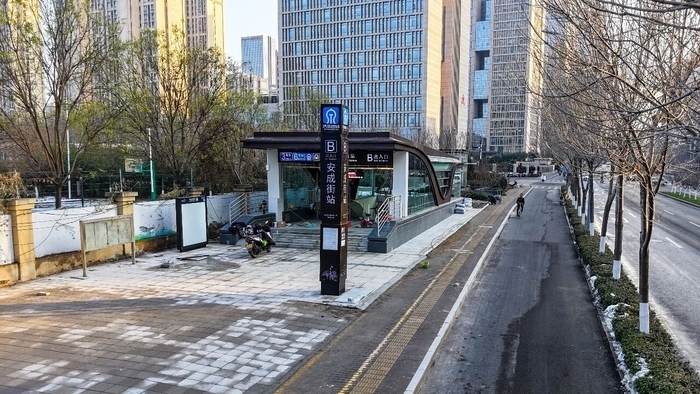 露出“真容”!济南地铁4、8号线及6号线东段站点陆续拆除围挡