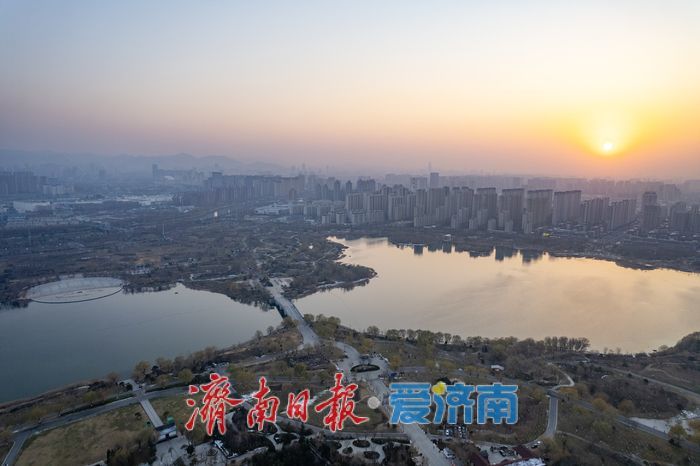 一年四季 泉在济南丨湖映霞光,醉美华山