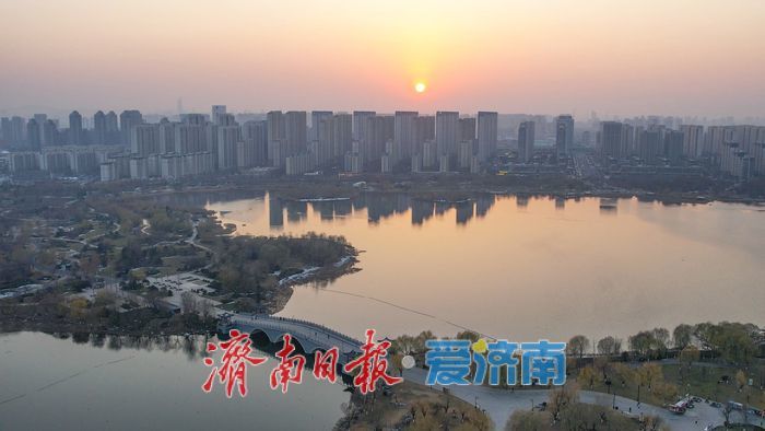 一年四季 泉在济南丨湖映霞光,醉美华山