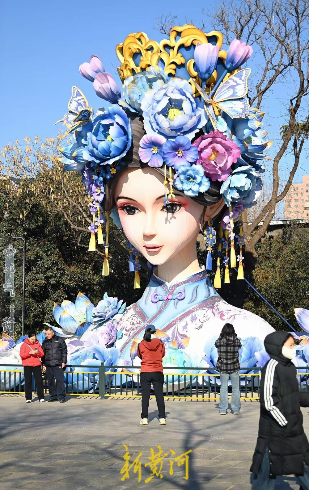 济南“湖畔雨荷2.0”热度不减，游客争相打卡拍照