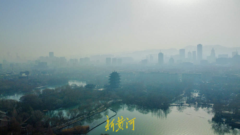 “三九”暖如春 济南大明湖呈现天青色诗画美景