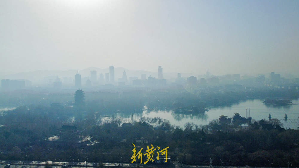 “三九”暖如春 济南大明湖呈现天青色诗画美景