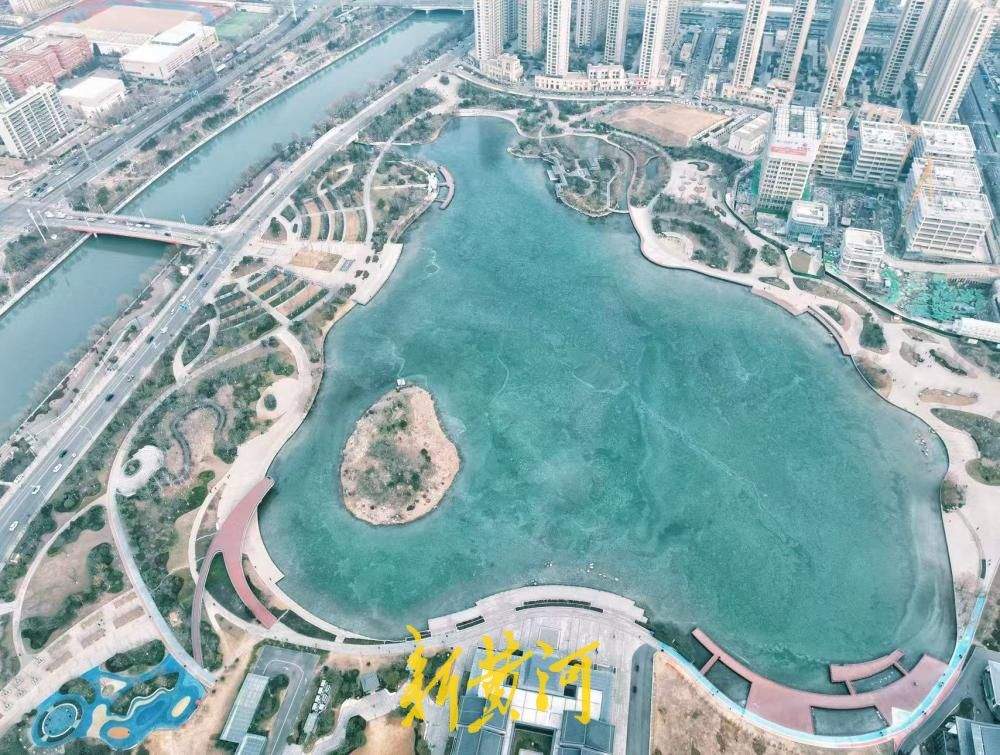 济南云锦湖全部冰封如翡翠