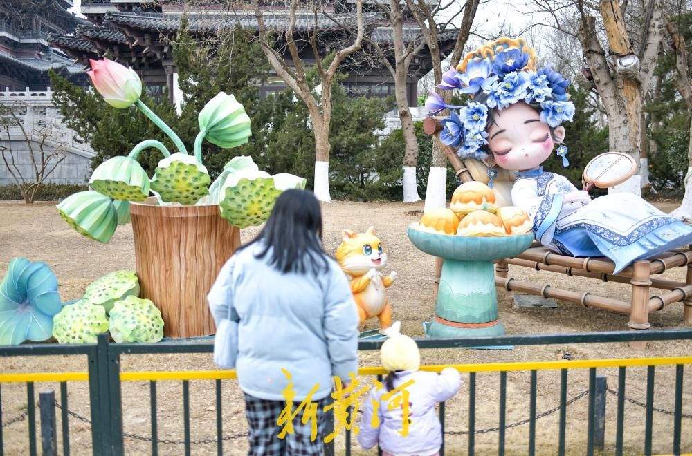新版济南“明湖雨荷”灯组亮相超然楼畔