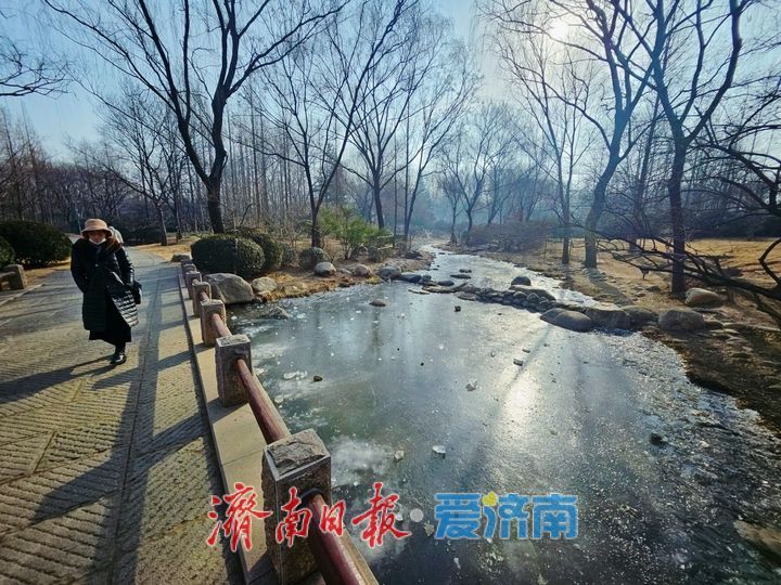 济南森林公园揽翠湖冰封宛如明镜