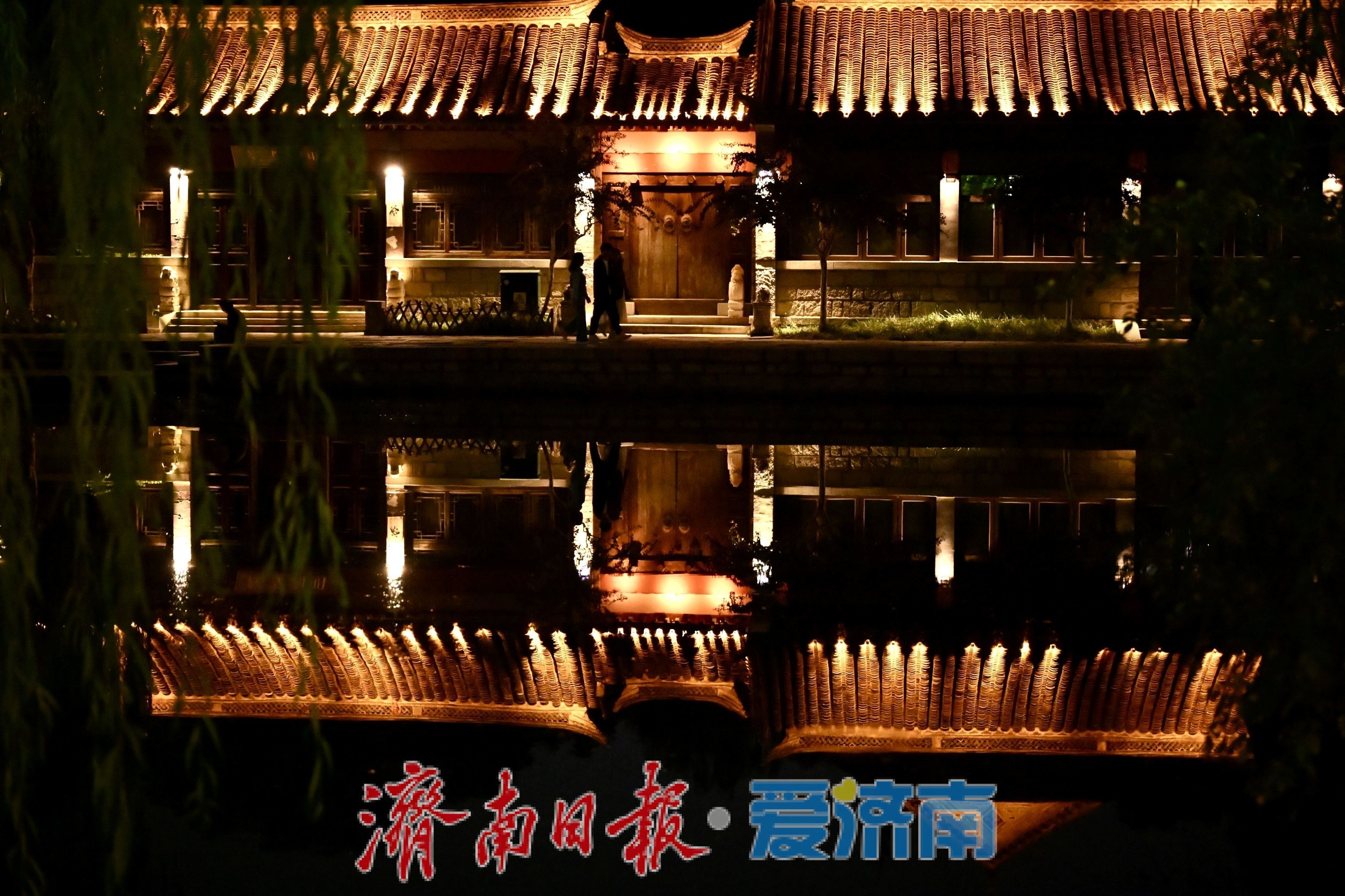 秋夜灯火映明湖 大明湖夜游热度不减